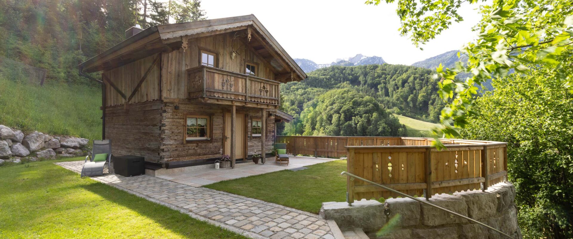 Blick auf das Chalet mit Sonnenterrasse in Alleinlage inmitten der Natur