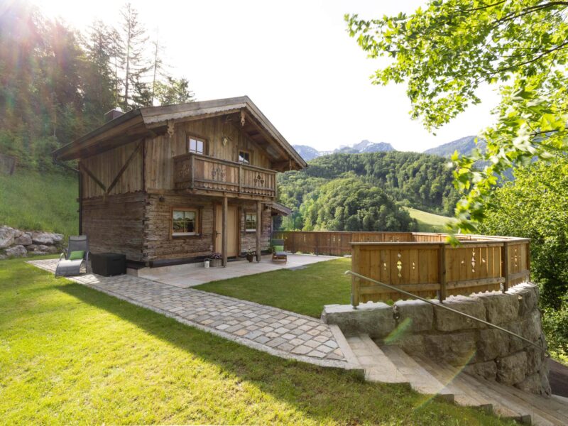 Blick auf das Chalet mit Sonnenterrasse in Alleinlage inmitten der Natur