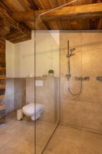 Badezimmer mit Dusche und WC